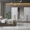 Demre yatak odası takımının tam set görünümü; aynalı geniş gardırop, makyaj masası, bazalı yatak ve minimalist komodin tasarımıyla ferah bir yatak odası atmosferi.