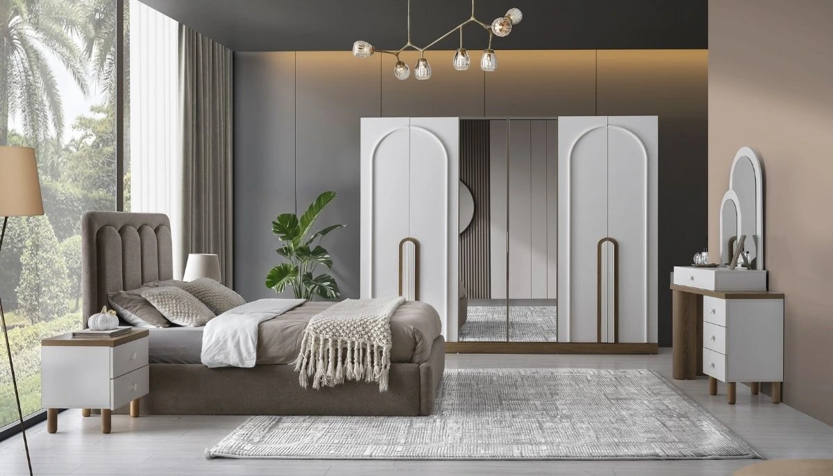 Demre yatak odası takımının tam set görünümü; aynalı geniş gardırop, makyaj masası, bazalı yatak ve minimalist komodin tasarımıyla ferah bir yatak odası atmosferi.