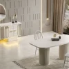 Modern Setra yemek odası takımı içerisinde yer alan flüt ayaklı oval masa ve geometrik desenli aynalı konsol.