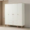 Beyaz Duru 4 kapılı gardırop ahşap ayaklı ve meşe kulplu modern yatak odası dolabı