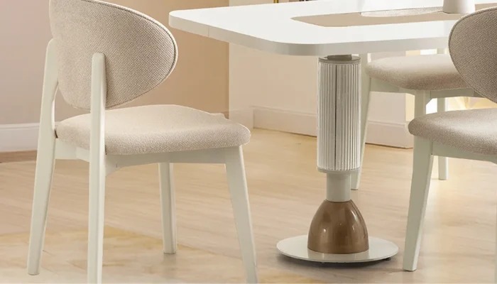 Pera yemek masası takımının oluklu silindir gövdeli, ahşap geçişli modern ayak detayı ve oval sırtlı bukle sandalye yakın görünümü